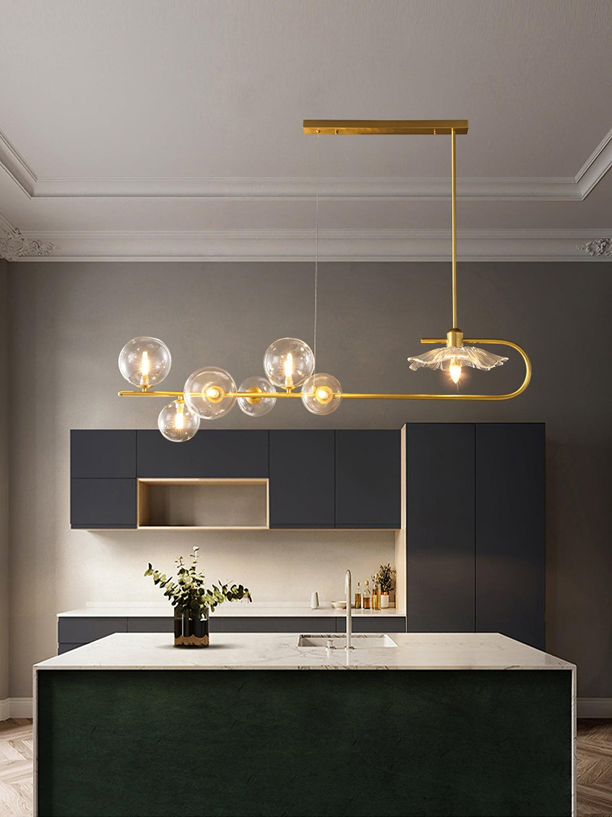 Kael Pendelleuchte aus Gold und Glas in Messing