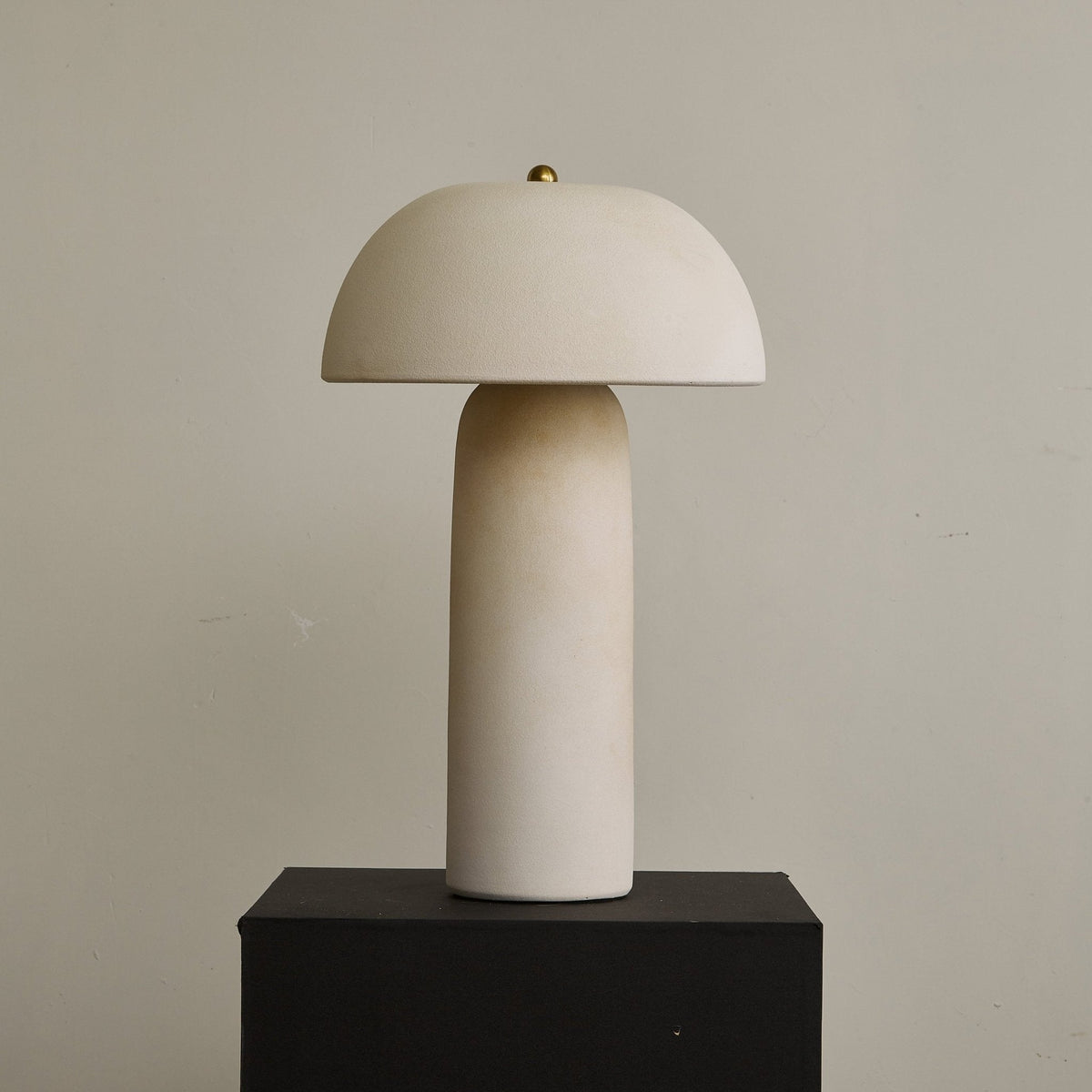 Brolen Keramik-Tischleuchte im minimalistischen Stil