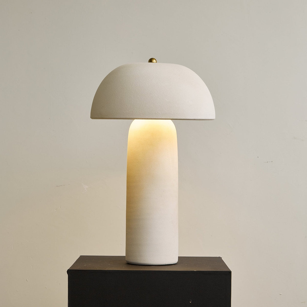 Brolen Keramik-Tischleuchte im minimalistischen Stil