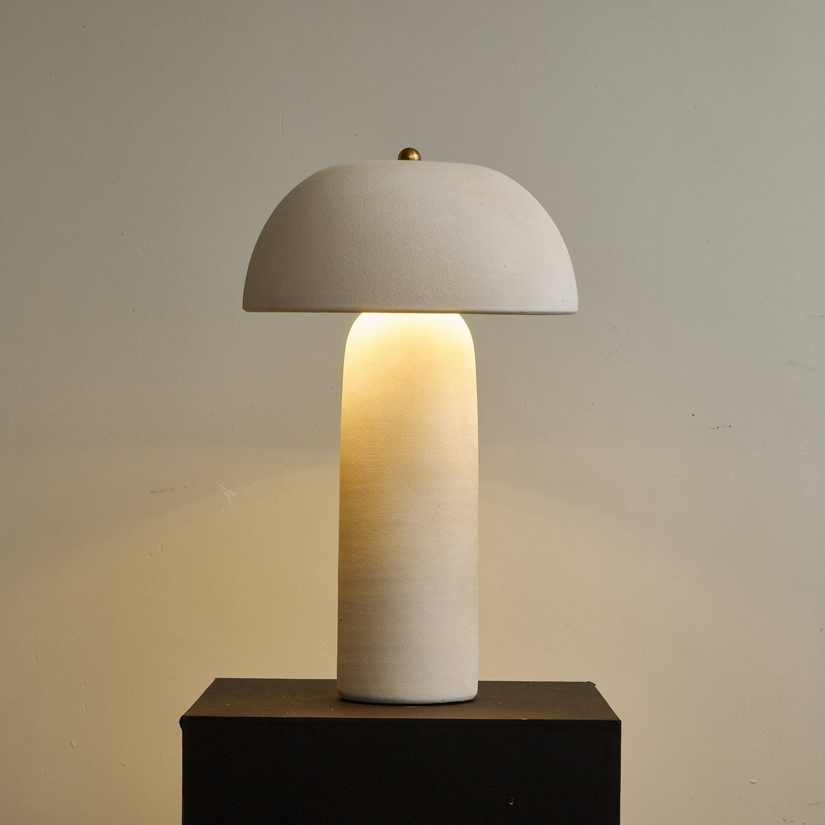 Brolen Keramik-Tischleuchte im minimalistischen Stil
