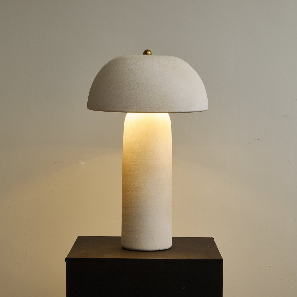 Brolen Keramik-Tischleuchte im minimalistischen Stil