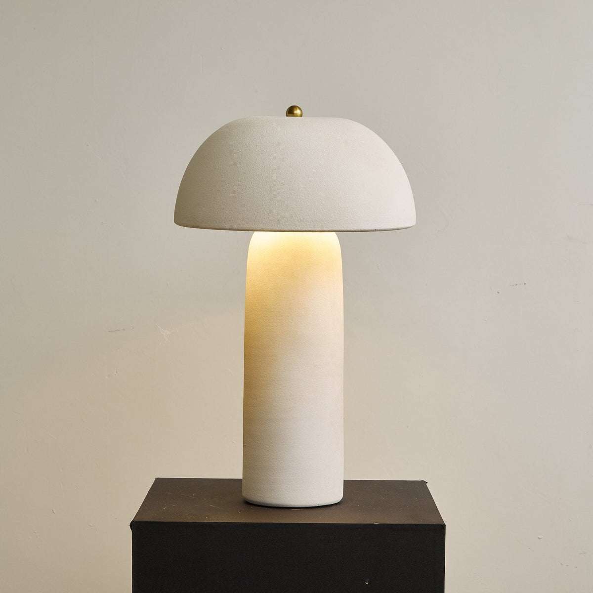 Brolen Keramik-Tischleuchte im minimalistischen Stil