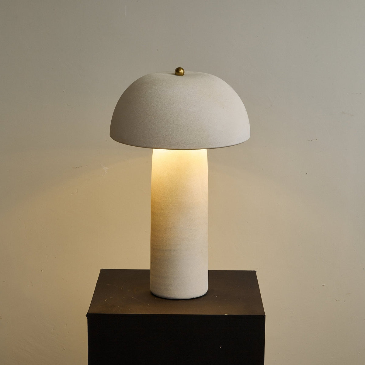Brolen Keramik-Tischleuchte im minimalistischen Stil