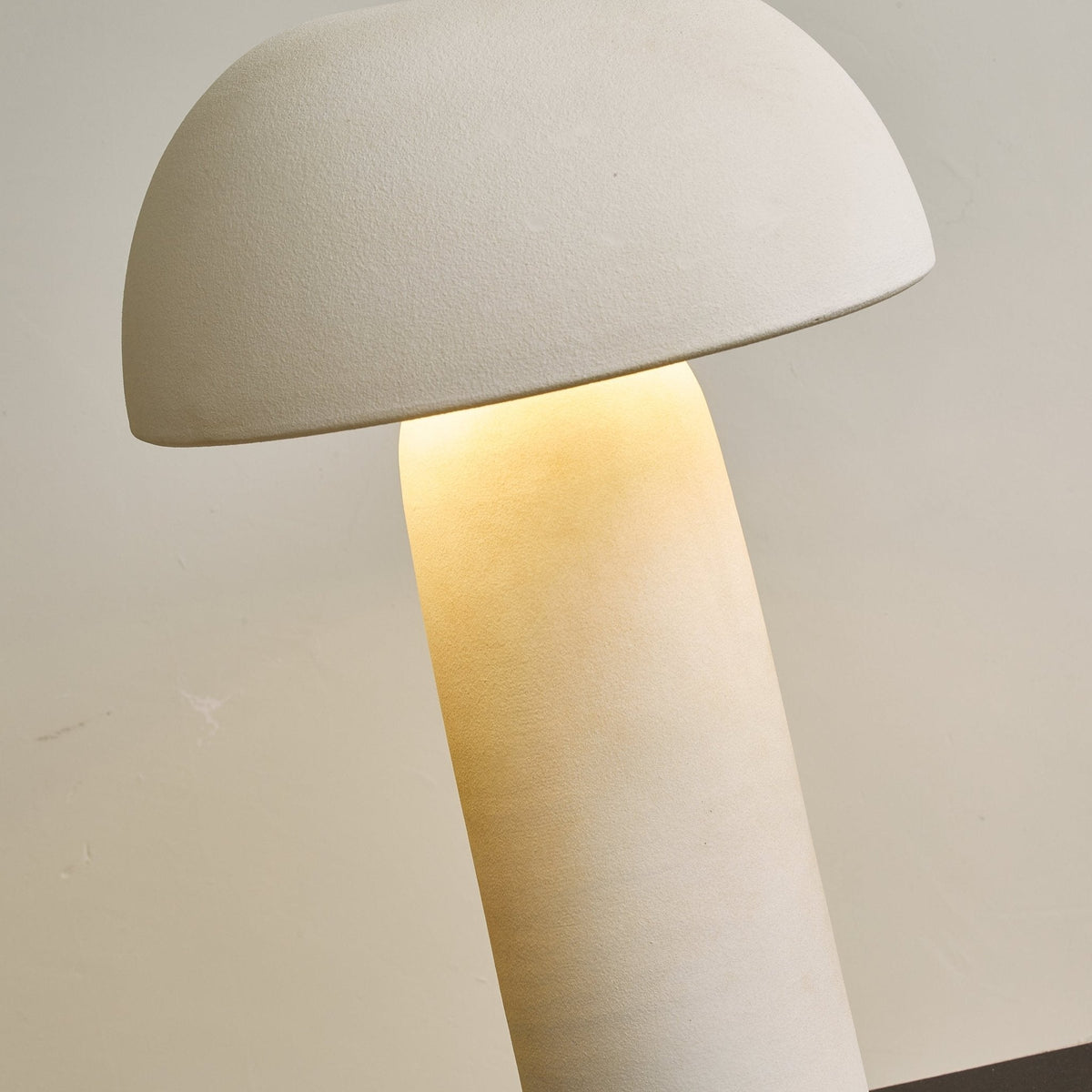 Brolen Keramik-Tischleuchte im minimalistischen Stil