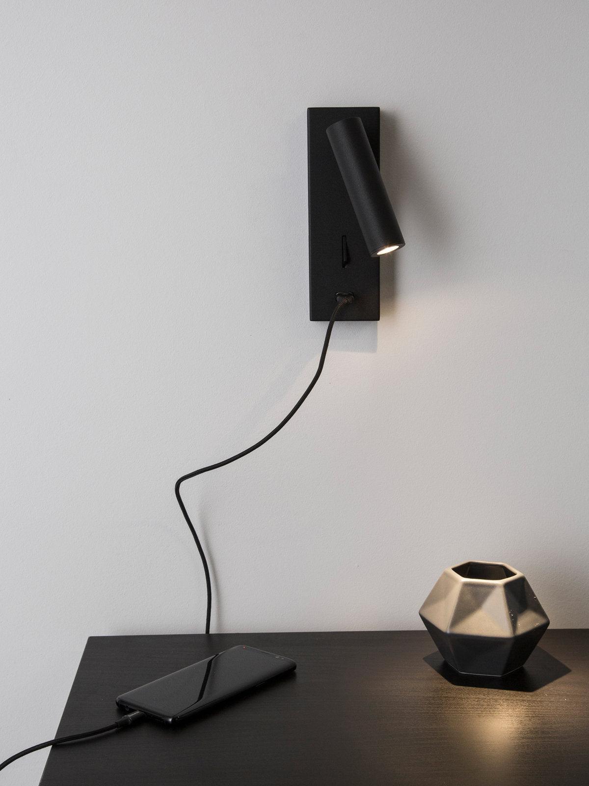 Sothis zeitgenössische minimalistische Nachttisch-Wandleuchte USB Schwarz