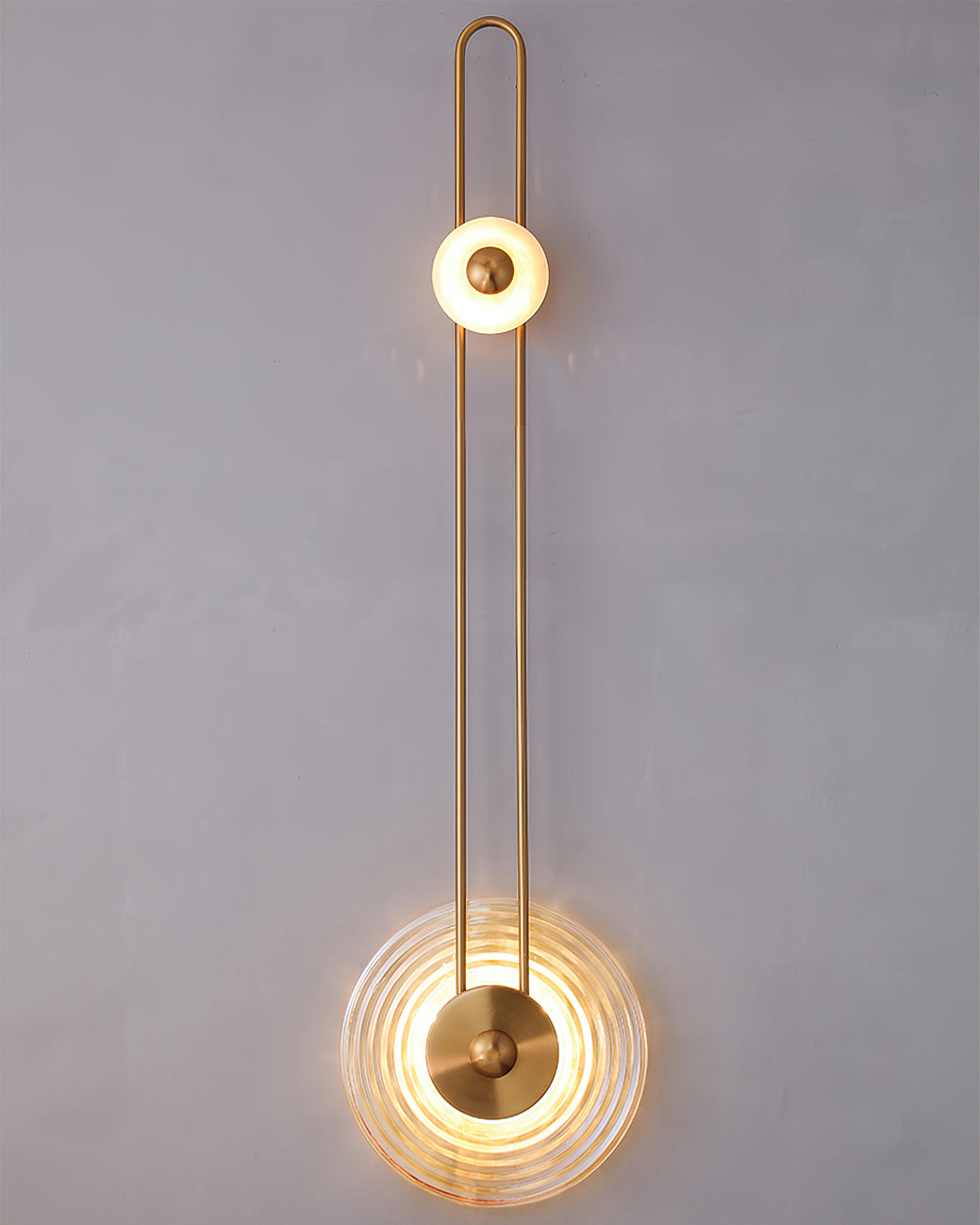 Eiroraria Wandleuchte mit skulpturaler Geometrie aus Alabaster