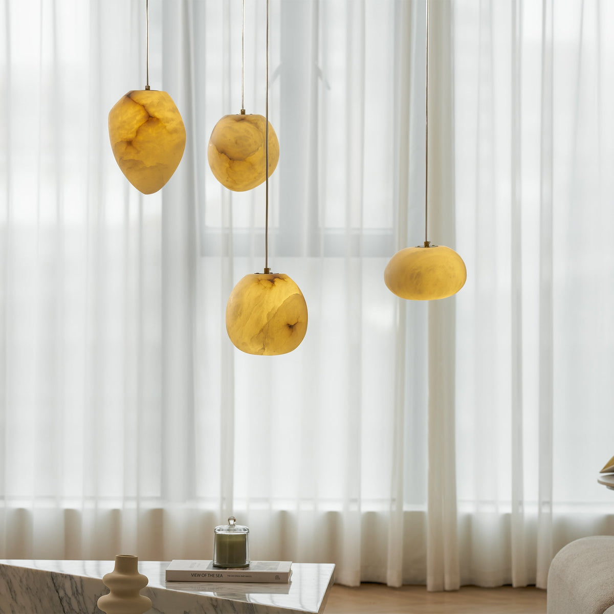 Nivisaya Pendelleuchte in Kieselsteinform aus Alabaster