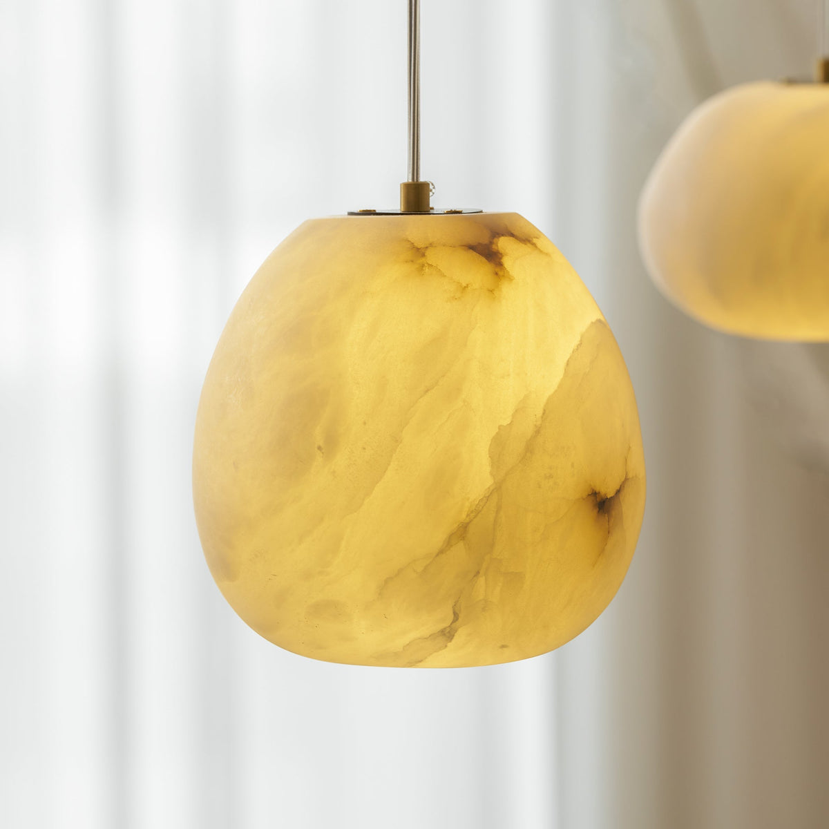 Nivisaya Pendelleuchte in Kieselsteinform aus Alabaster