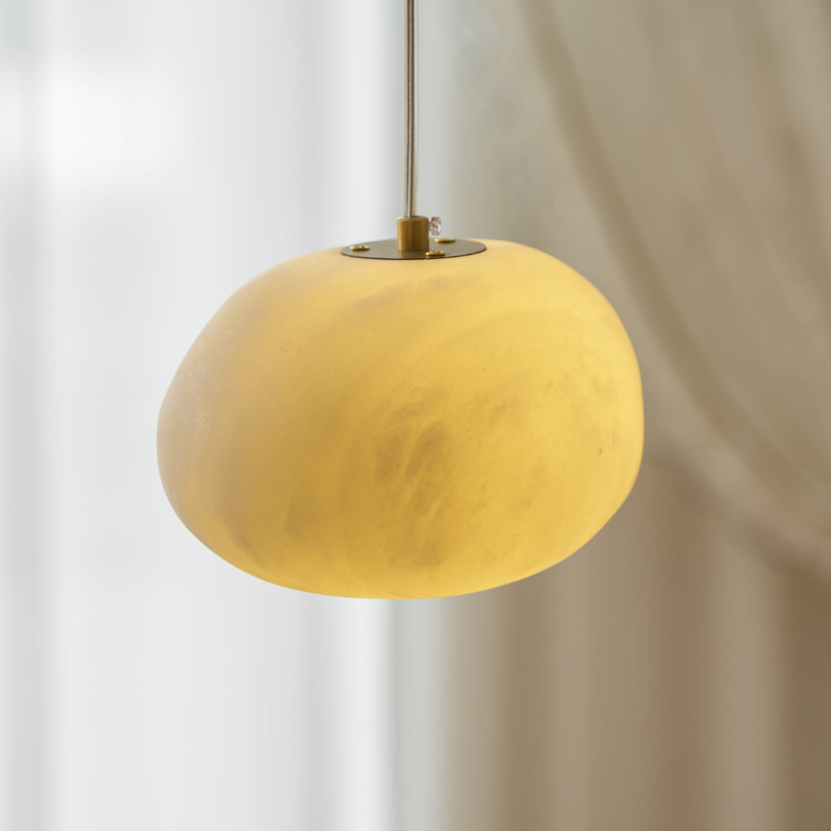 Nivisaya Pendelleuchte in Kieselsteinform aus Alabaster