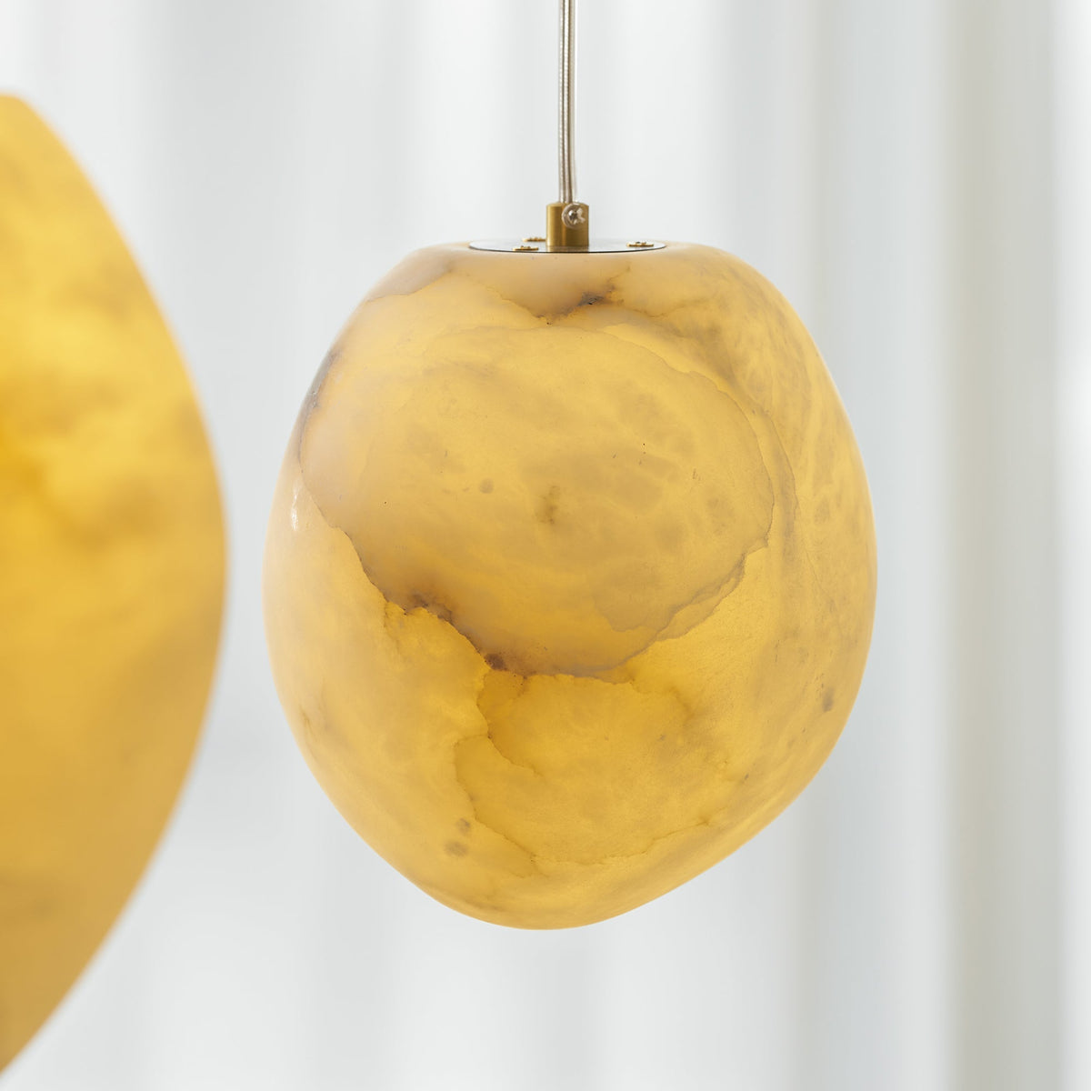 Nivisaya Pendelleuchte in Kieselsteinform aus Alabaster