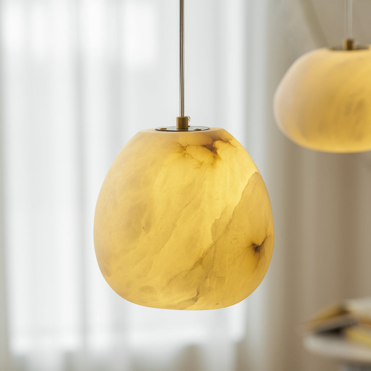 Nivisaya Pendelleuchte in Kieselsteinform aus Alabaster
