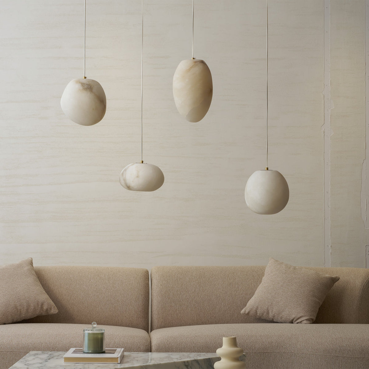 Nivisaya Pendelleuchte in Kieselsteinform aus Alabaster