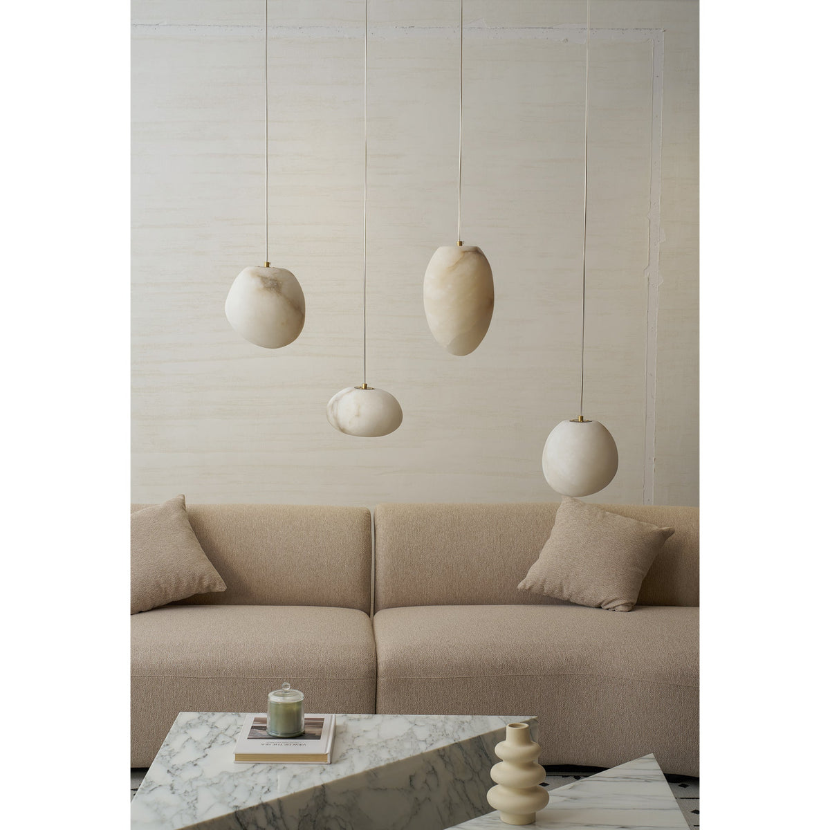 Nivisaya Pendelleuchte in Kieselsteinform aus Alabaster