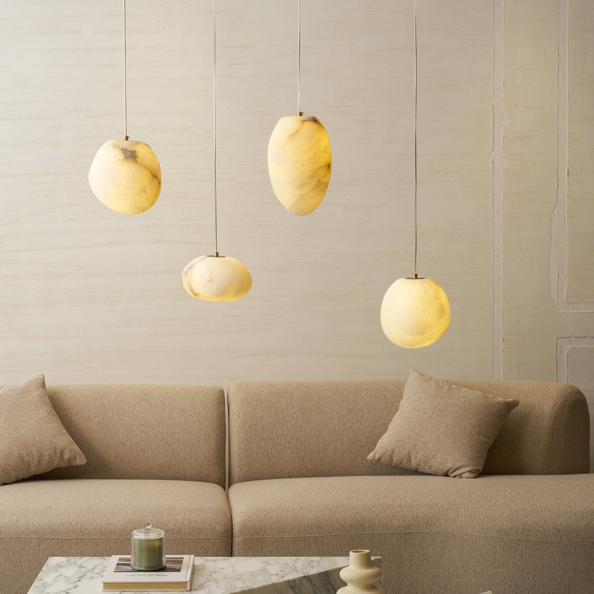 Nivisaya Pendelleuchte in Kieselsteinform aus Alabaster