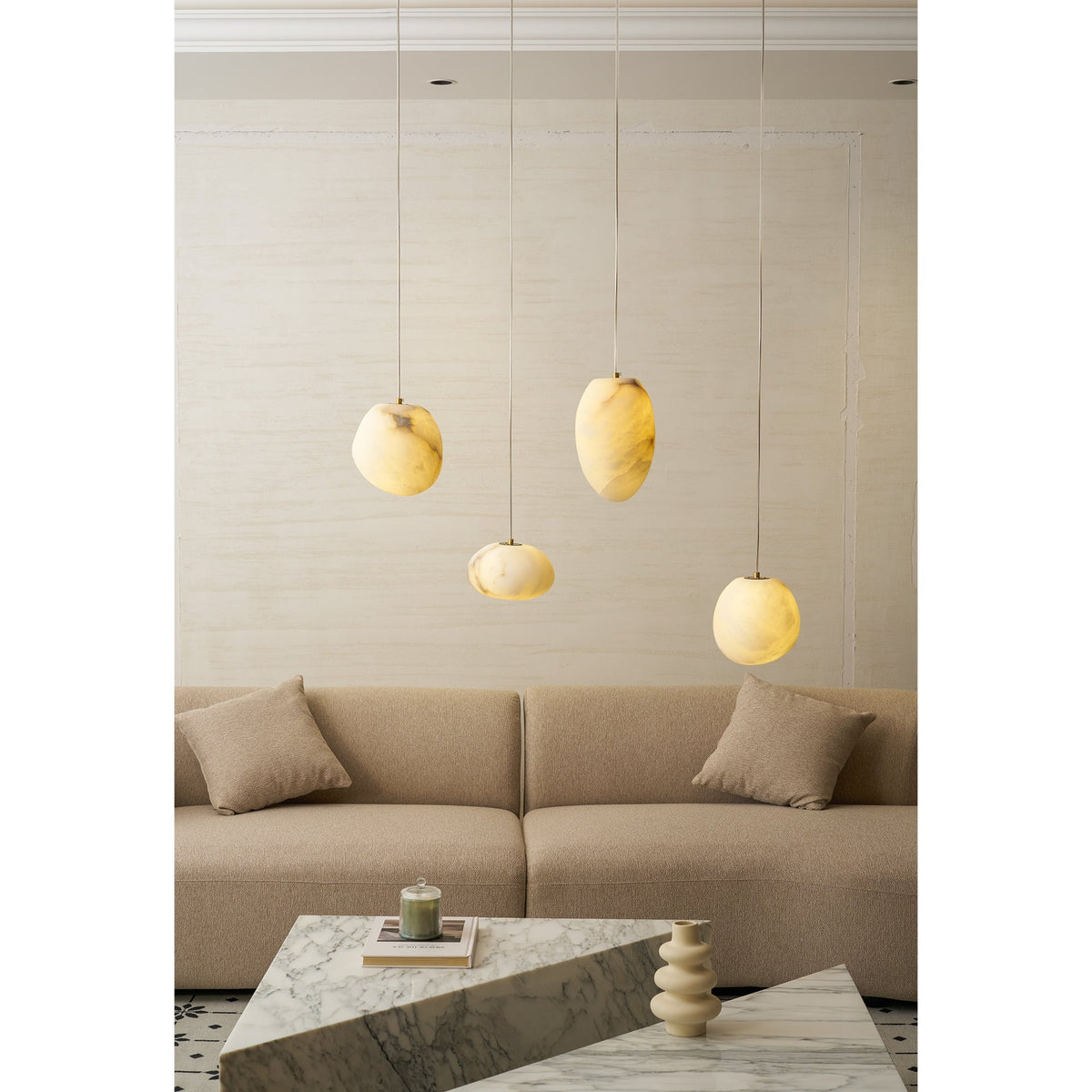 Nivisaya Pendelleuchte in Kieselsteinform aus Alabaster