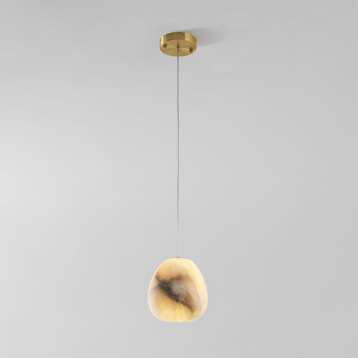 Nivisaya Pendelleuchte in Kieselsteinform aus Alabaster
