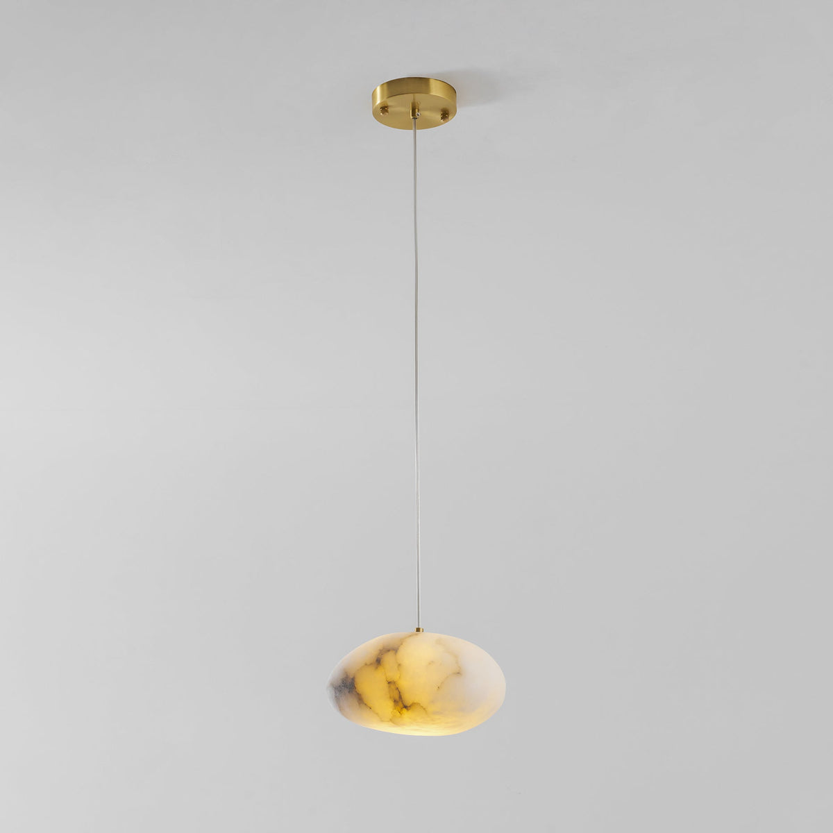 Nivisaya Pendelleuchte in Kieselsteinform aus Alabaster