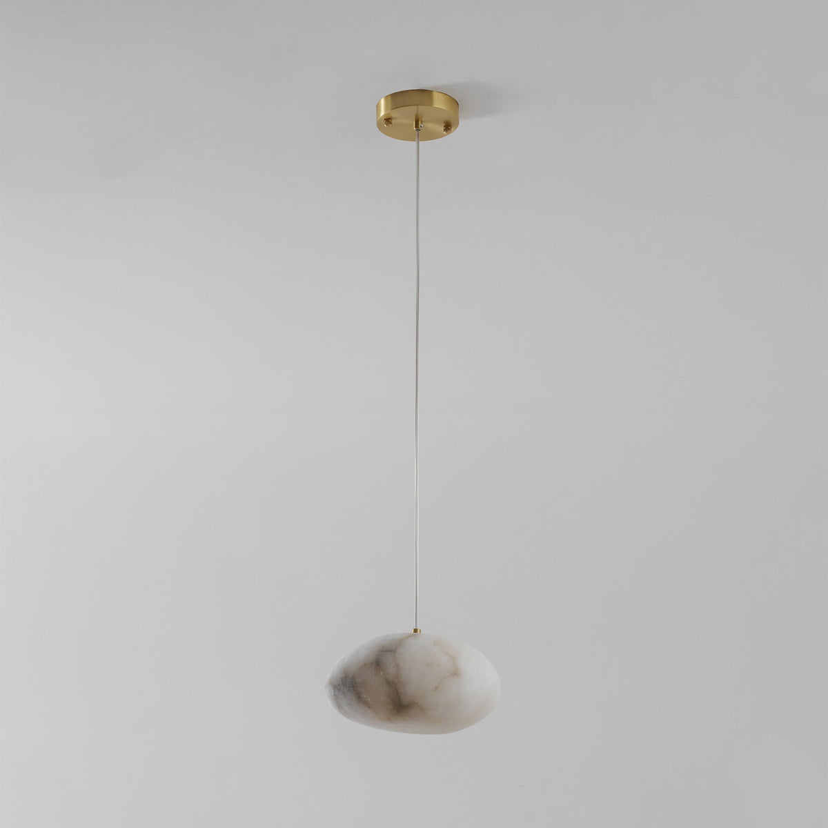 Nivisaya Pendelleuchte in Kieselsteinform aus Alabaster