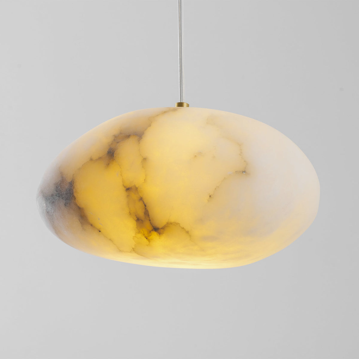 Nivisaya Pendelleuchte in Kieselsteinform aus Alabaster