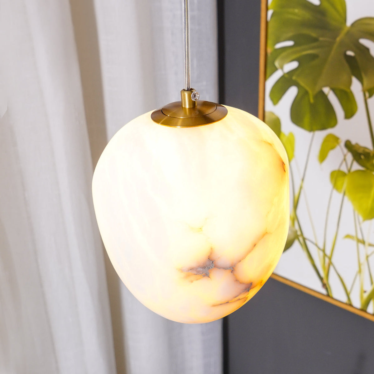 Ralen Pendelleuchte aus Alabaster mit Messing-Akzenten für eine warme, elegante Atmosphäre