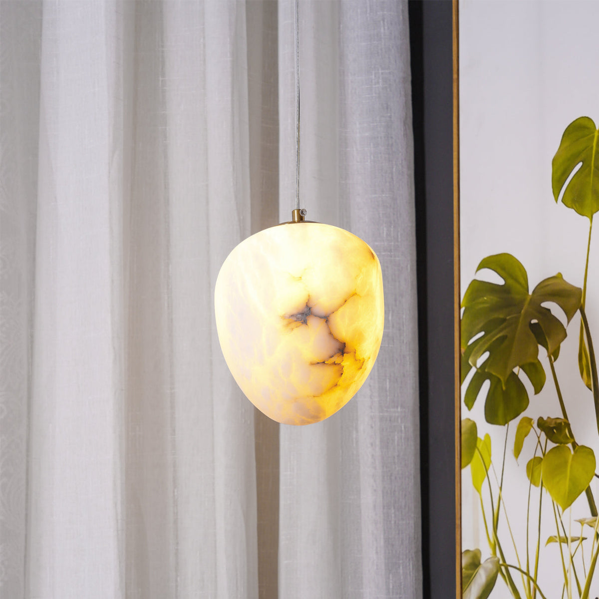 Ralen Pendelleuchte aus Alabaster mit Messing-Akzenten für eine warme, elegante Atmosphäre