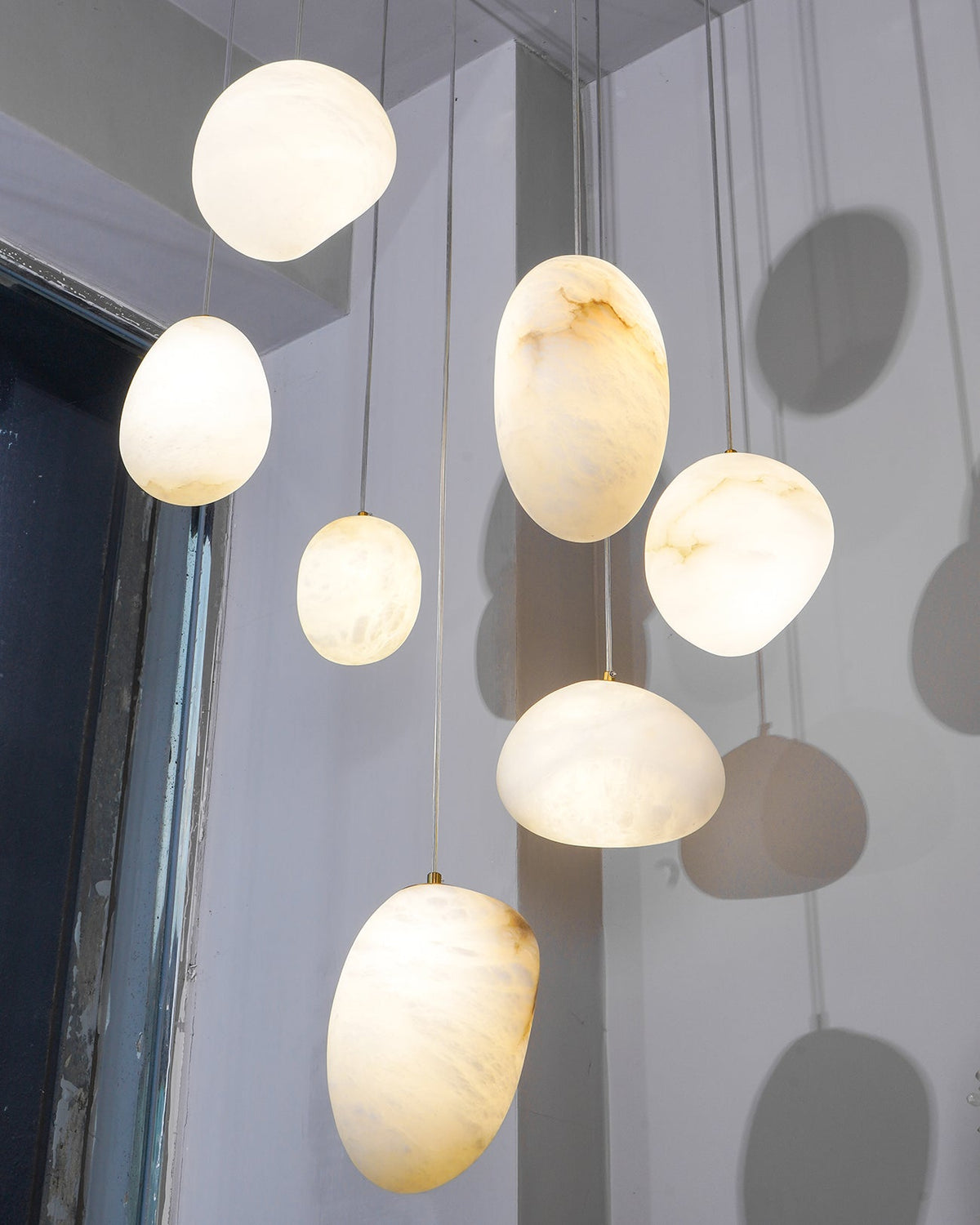 Ralen Pendelleuchte aus Alabaster mit Messing-Akzenten für eine warme, elegante Atmosphäre