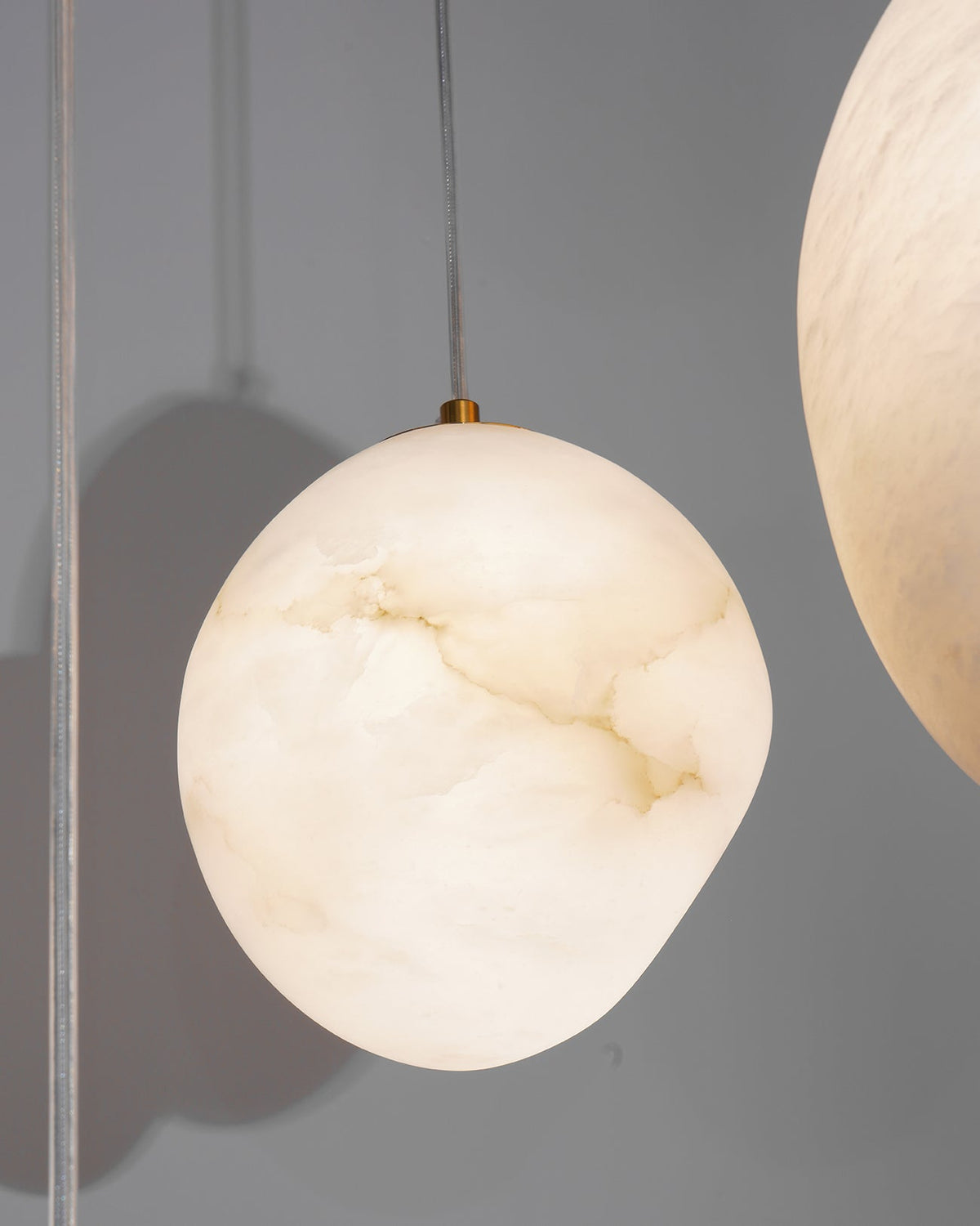 Ralen Pendelleuchte aus Alabaster mit Messing-Akzenten für eine warme, elegante Atmosphäre