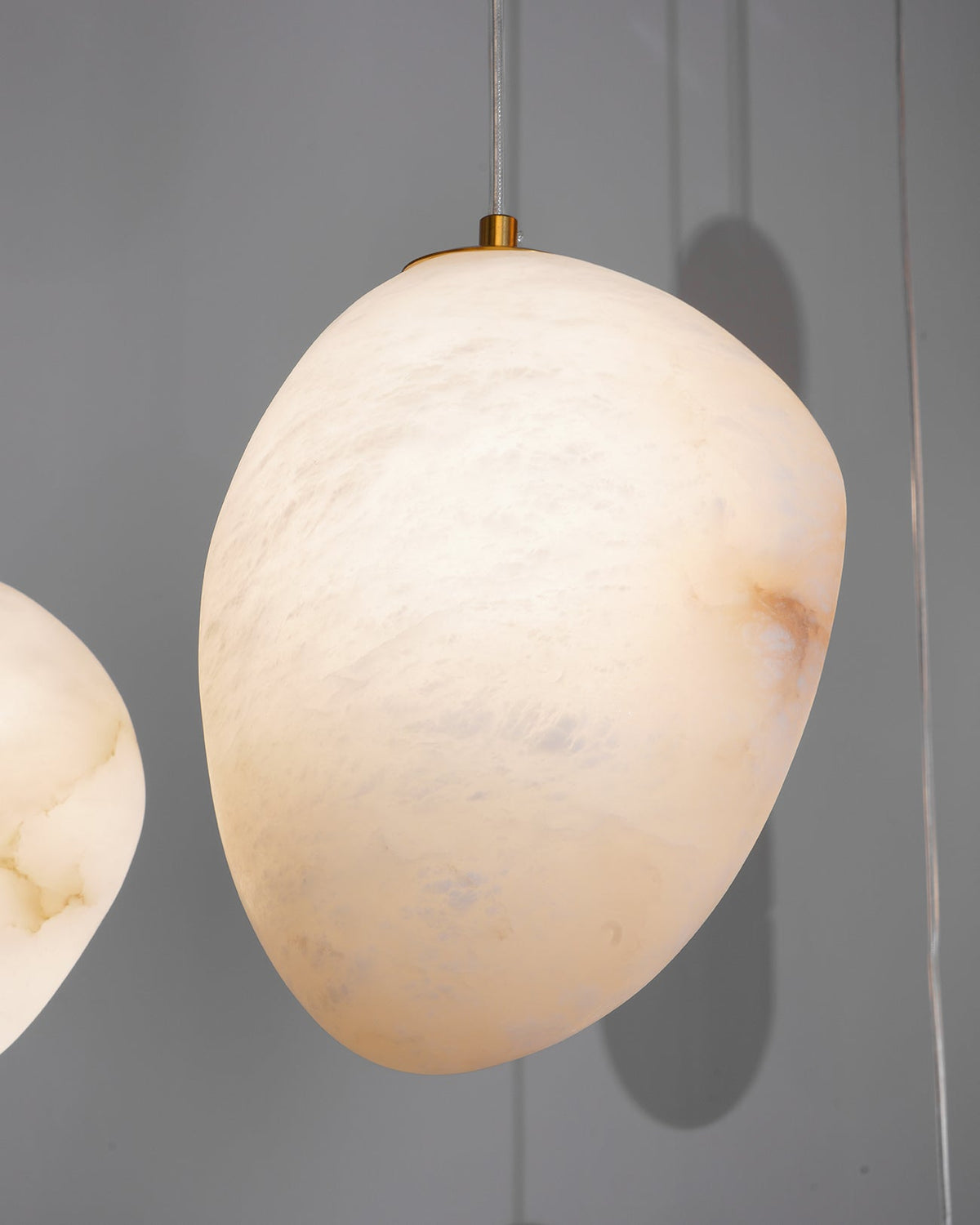 Ralen Pendelleuchte aus Alabaster mit Messing-Akzenten für eine warme, elegante Atmosphäre