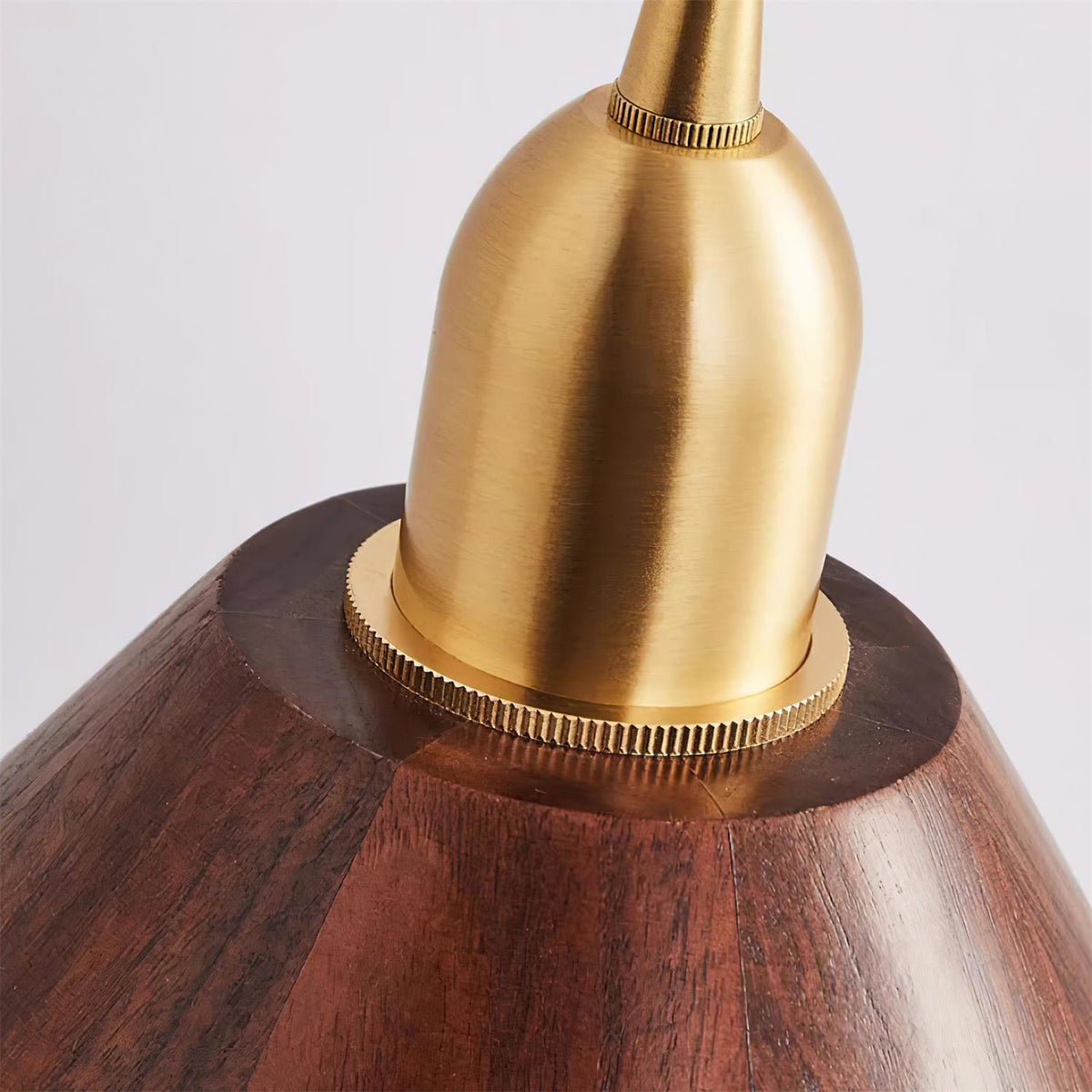Holz-Pendelleuchte in verschiedenen Formen aus massivem Holz und Messing