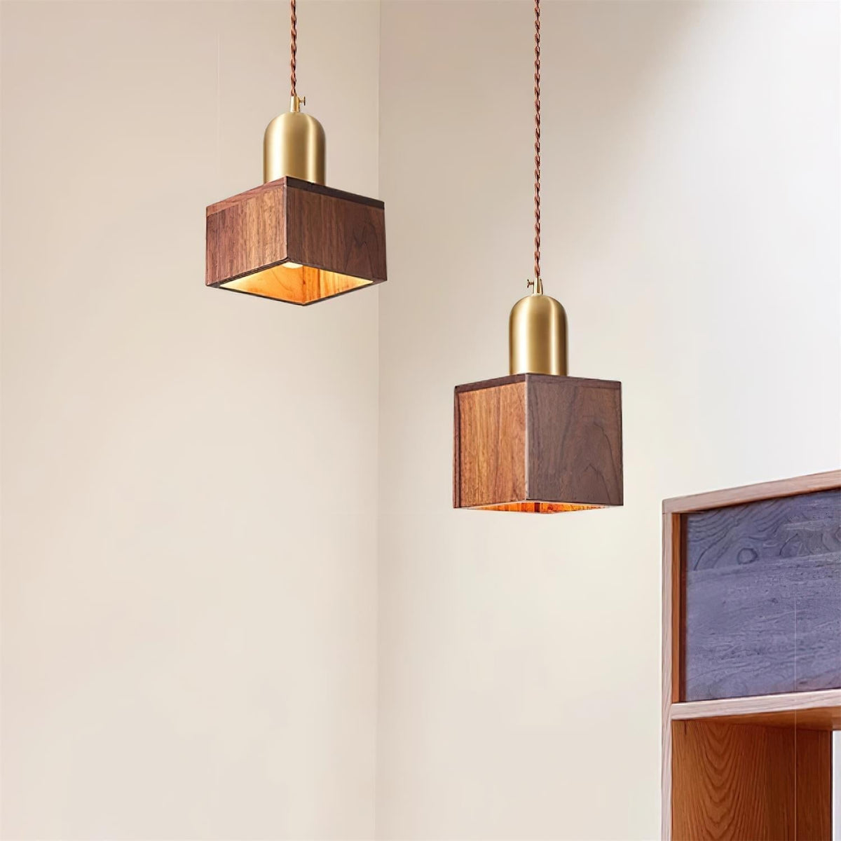 Holz-Pendelleuchte in verschiedenen Formen aus massivem Holz und Messing