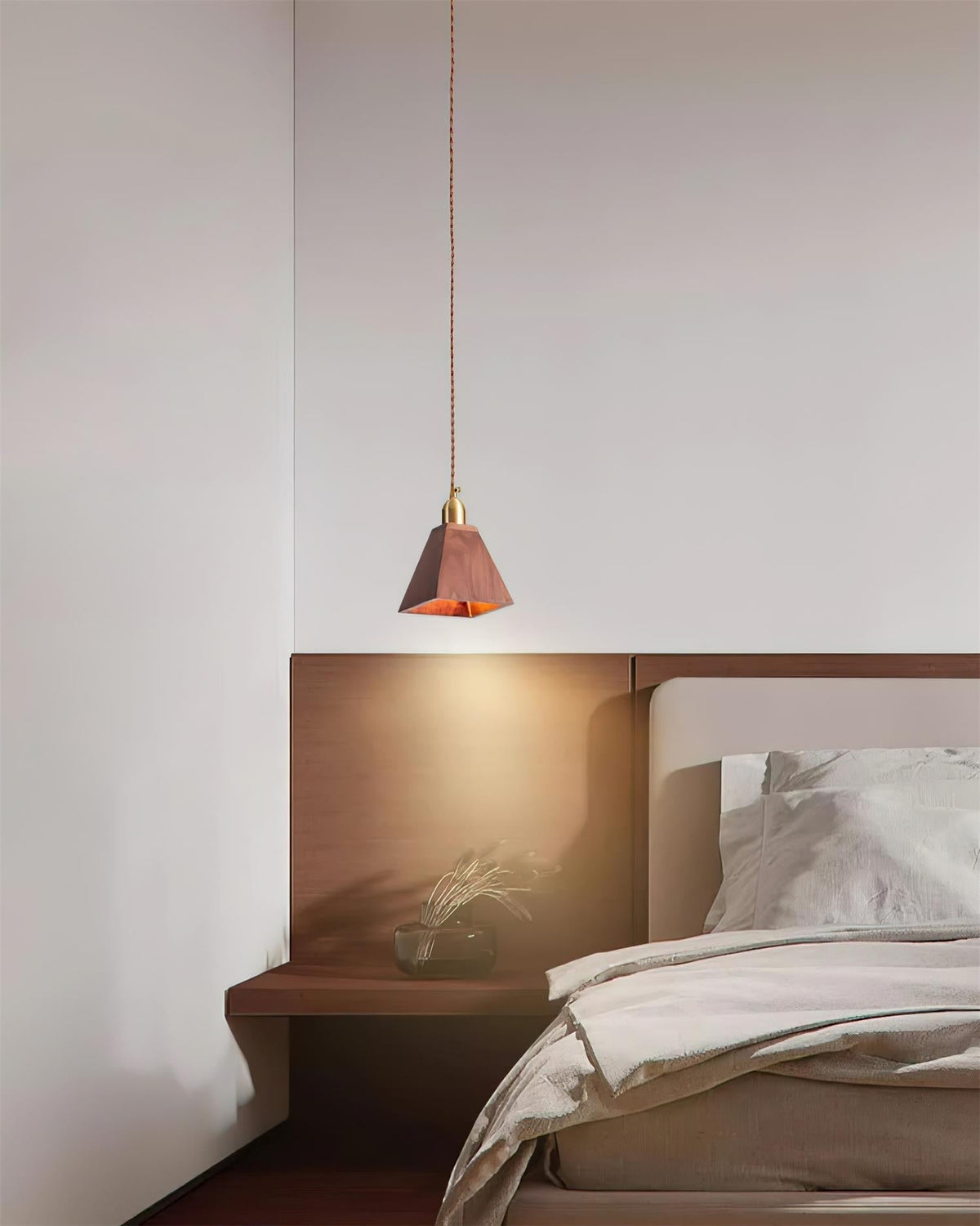 Holz-Pendelleuchte in verschiedenen Formen aus massivem Holz und Messing