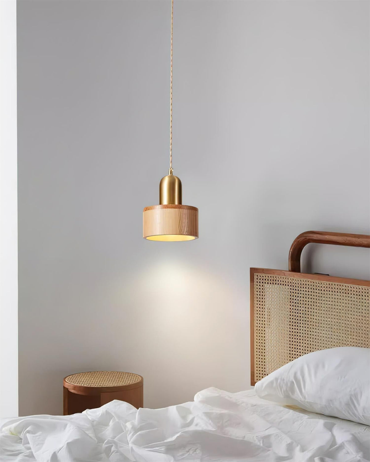 Holz-Pendelleuchte in verschiedenen Formen aus massivem Holz und Messing