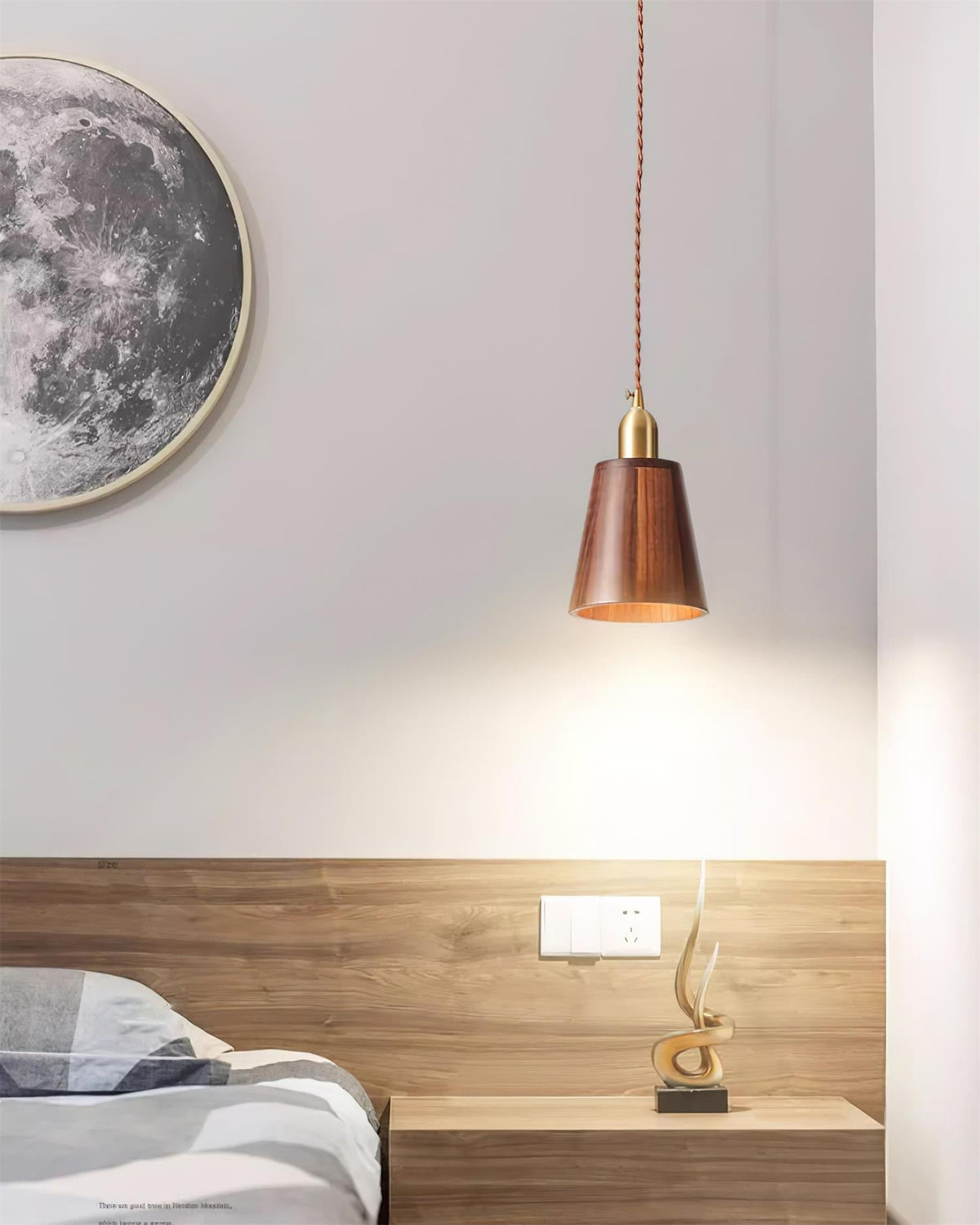 Holz-Pendelleuchte in verschiedenen Formen aus massivem Holz und Messing