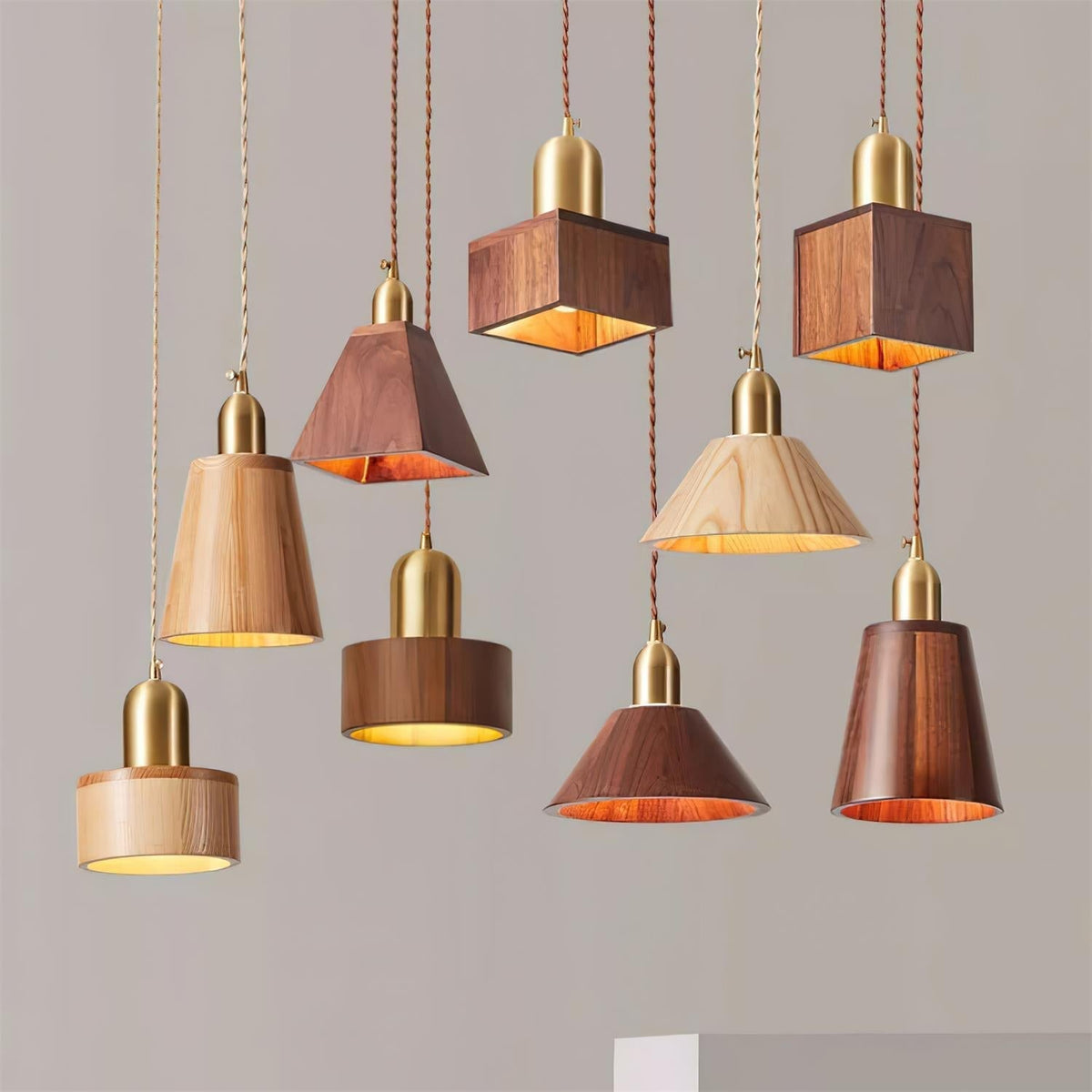 Holz-Pendelleuchte in verschiedenen Formen aus massivem Holz und Messing