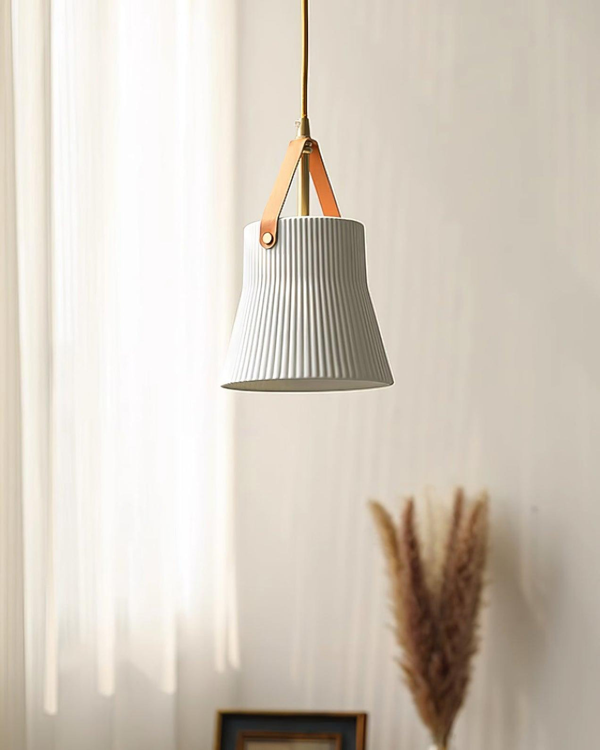 Moderne Pendelleuchte aus Keramik mit geripptem Lampenschirm, Messing und Lederriemen