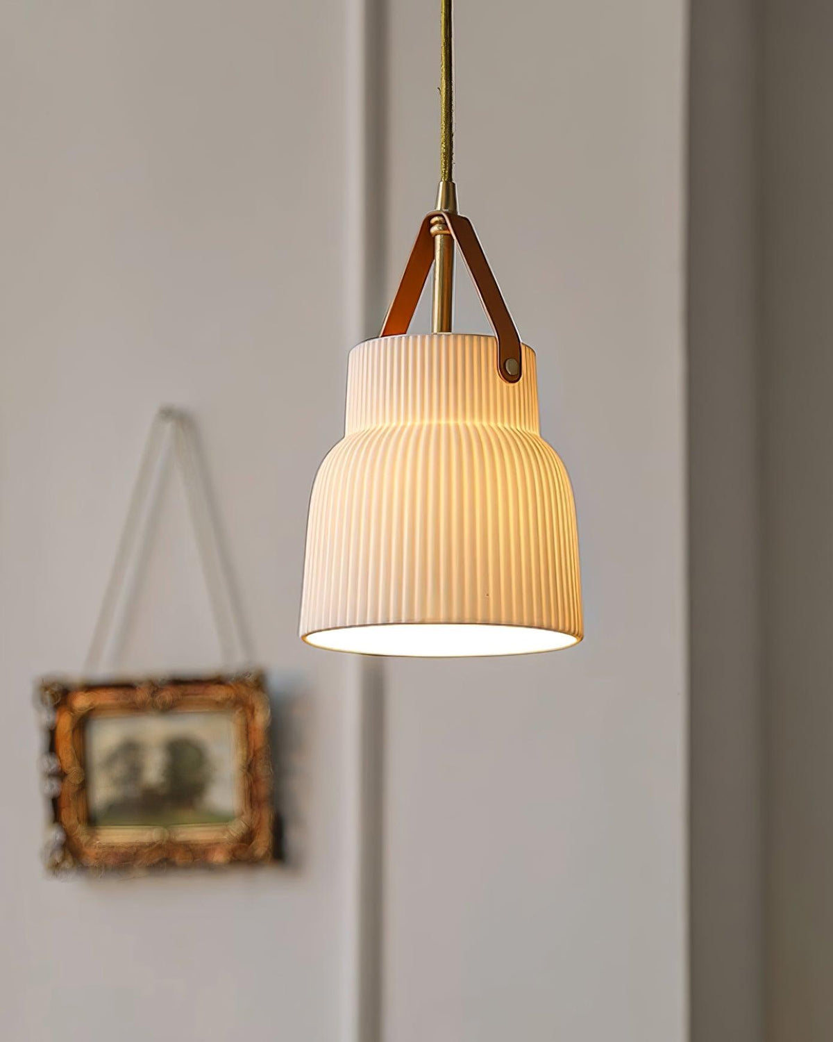 Moderne Pendelleuchte aus Keramik mit geripptem Lampenschirm, Messing und Lederriemen