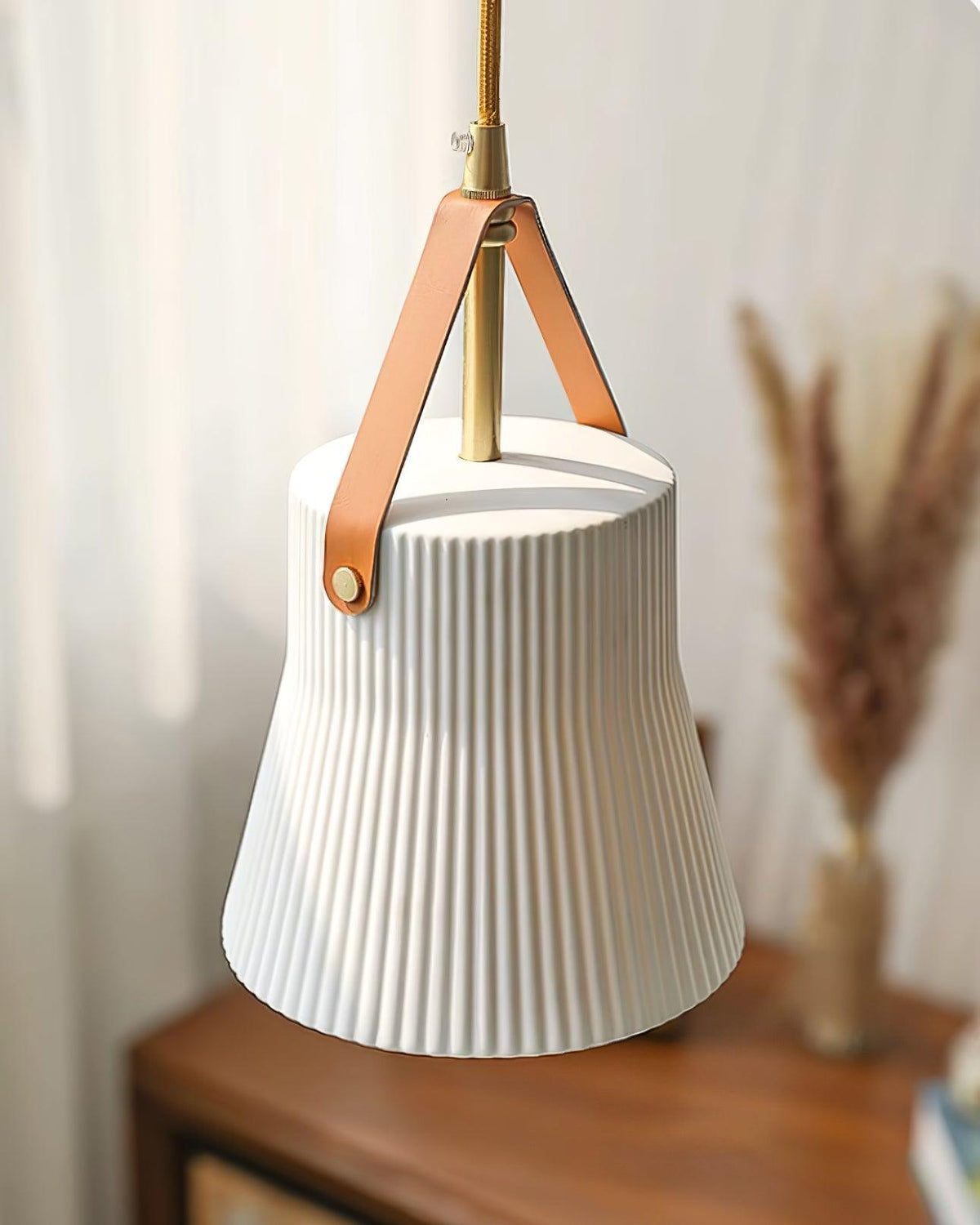 Moderne Pendelleuchte aus Keramik mit geripptem Lampenschirm, Messing und Lederriemen