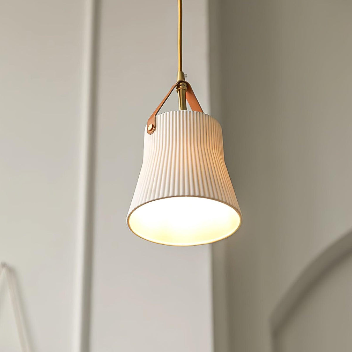 Moderne Pendelleuchte aus Keramik mit geripptem Lampenschirm, Messing und Lederriemen