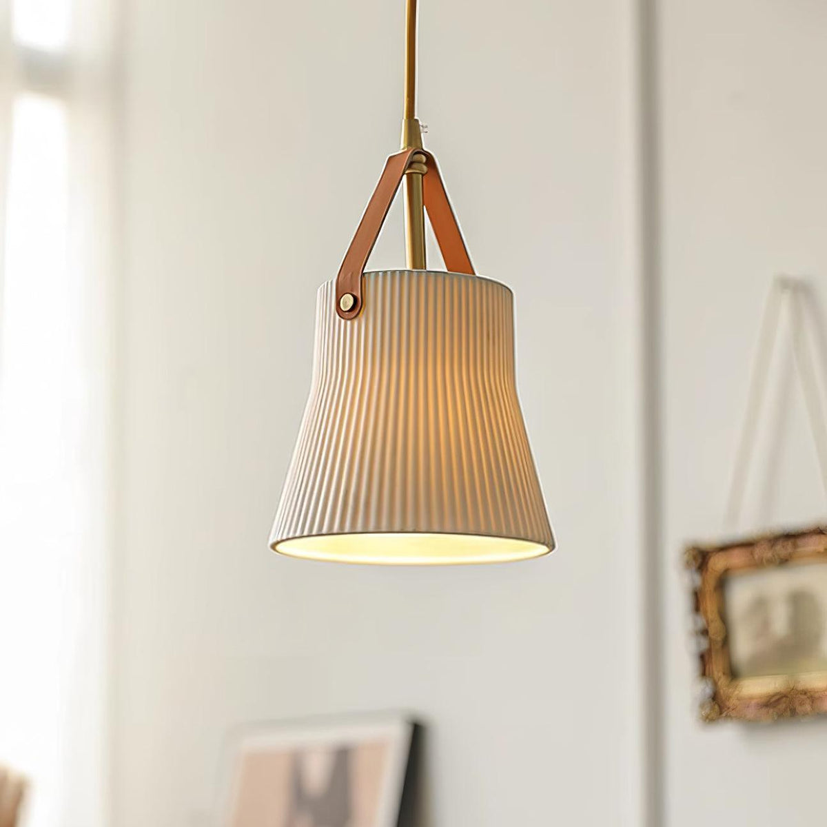 Moderne Pendelleuchte aus Keramik mit geripptem Lampenschirm, Messing und Lederriemen