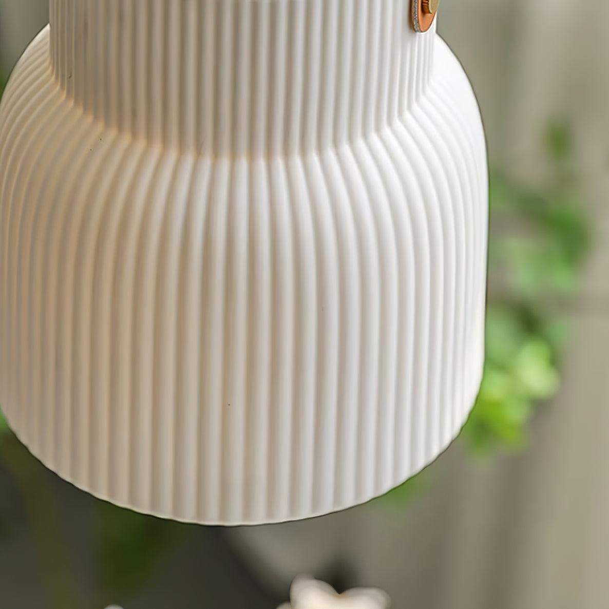 Moderne Pendelleuchte aus Keramik mit geripptem Lampenschirm, Messing und Lederriemen