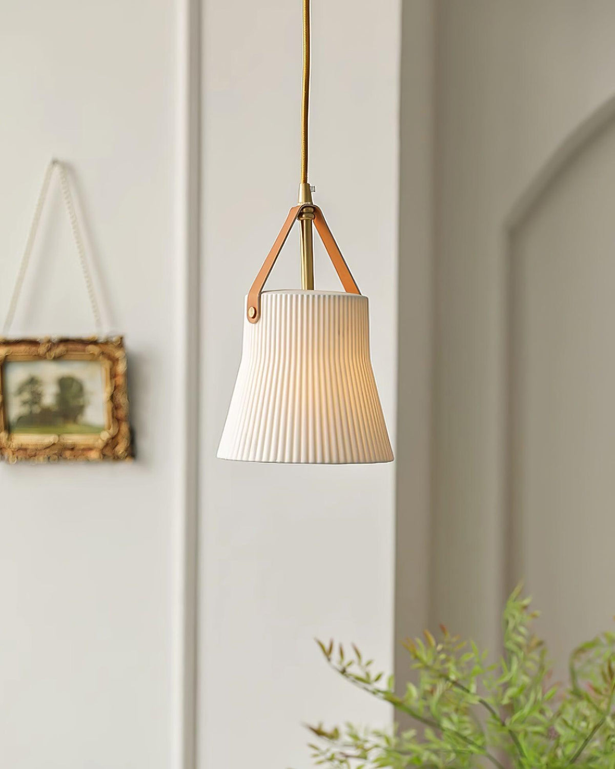 Moderne Pendelleuchte aus Keramik mit geripptem Lampenschirm, Messing und Lederriemen