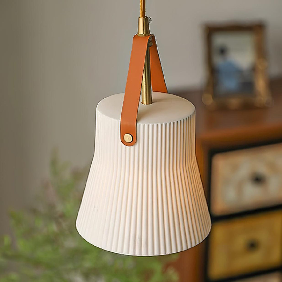 Moderne Pendelleuchte aus Keramik mit geripptem Lampenschirm, Messing und Lederriemen