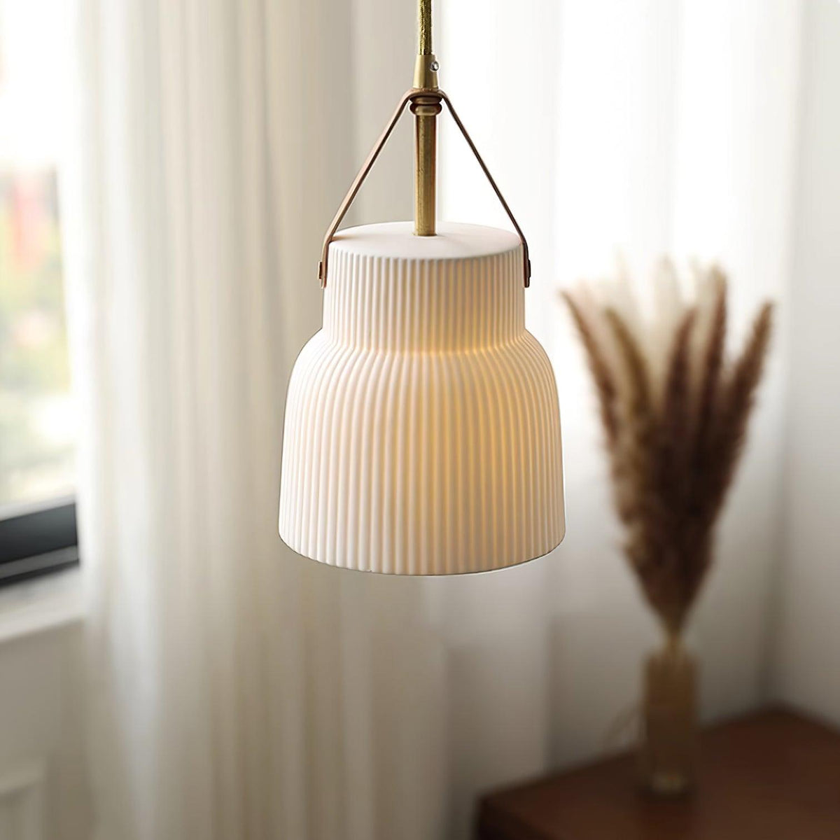 Moderne Pendelleuchte aus Keramik mit geripptem Lampenschirm, Messing und Lederriemen