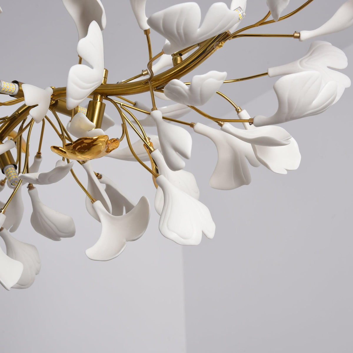 Dylo Kronleuchter aus Messing linear Ginkgo Keramikblattzweig