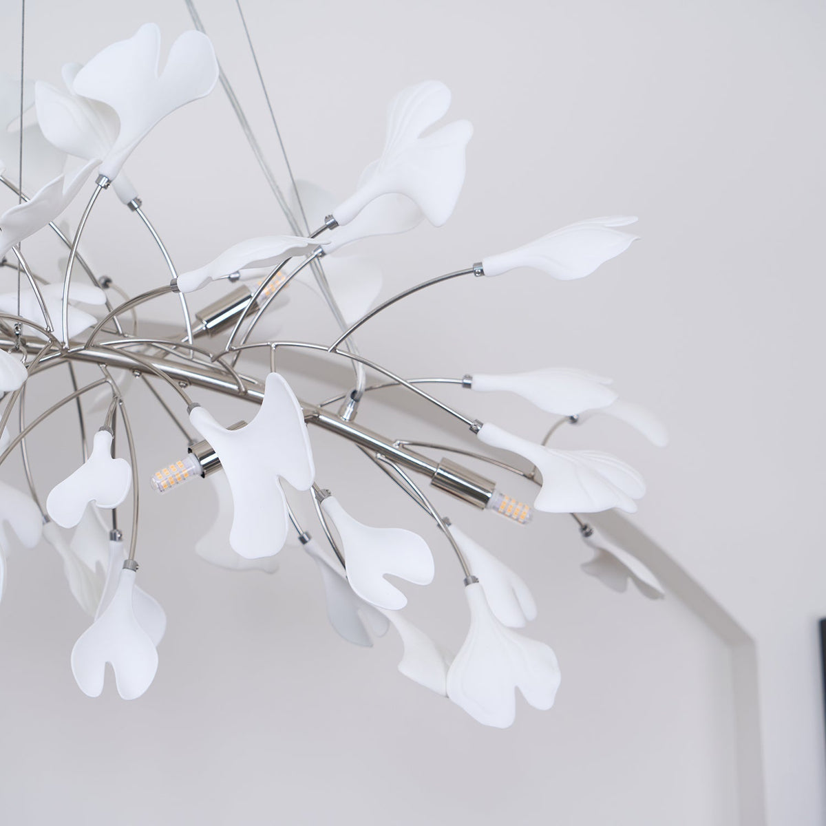 Arux Ginkgo-Kronleuchter im Art-Déco-Stil, nach unten gebogen