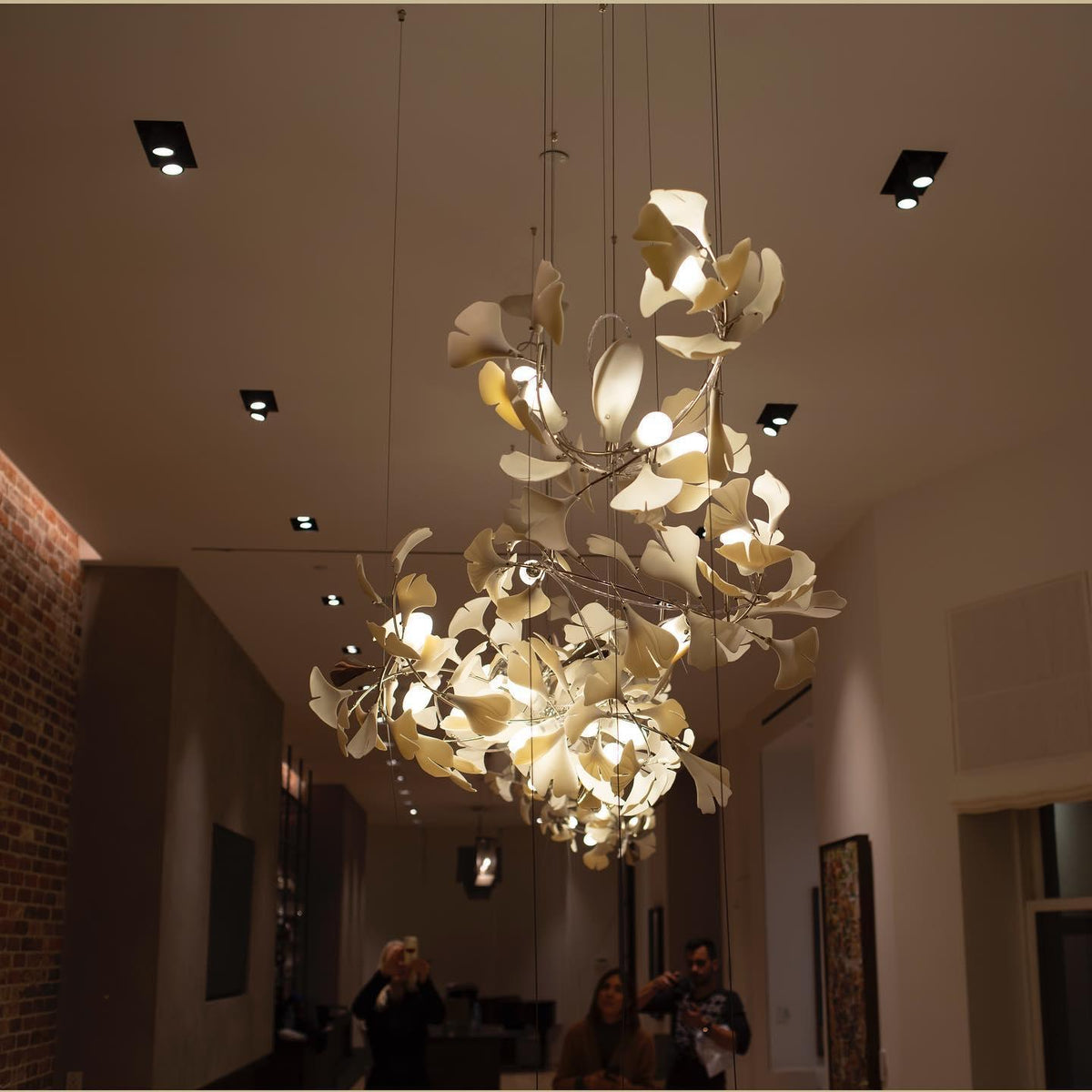 Ceroraine Kronleuchter Gingko aus Porzellan mit LED im zeitgenössischen Stil