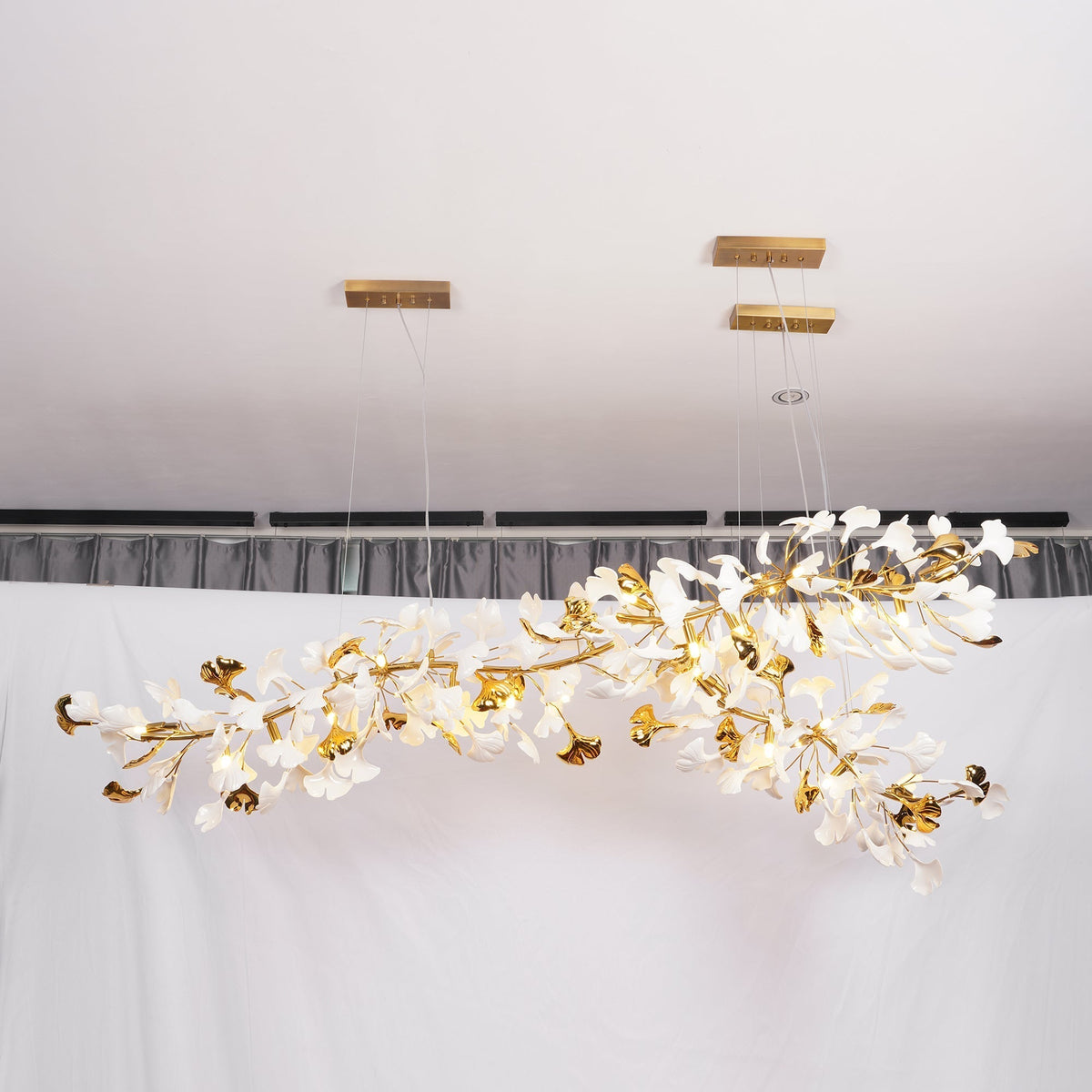 Ceroraine Kronleuchter Gingko aus Porzellan mit LED im zeitgenössischen Stil