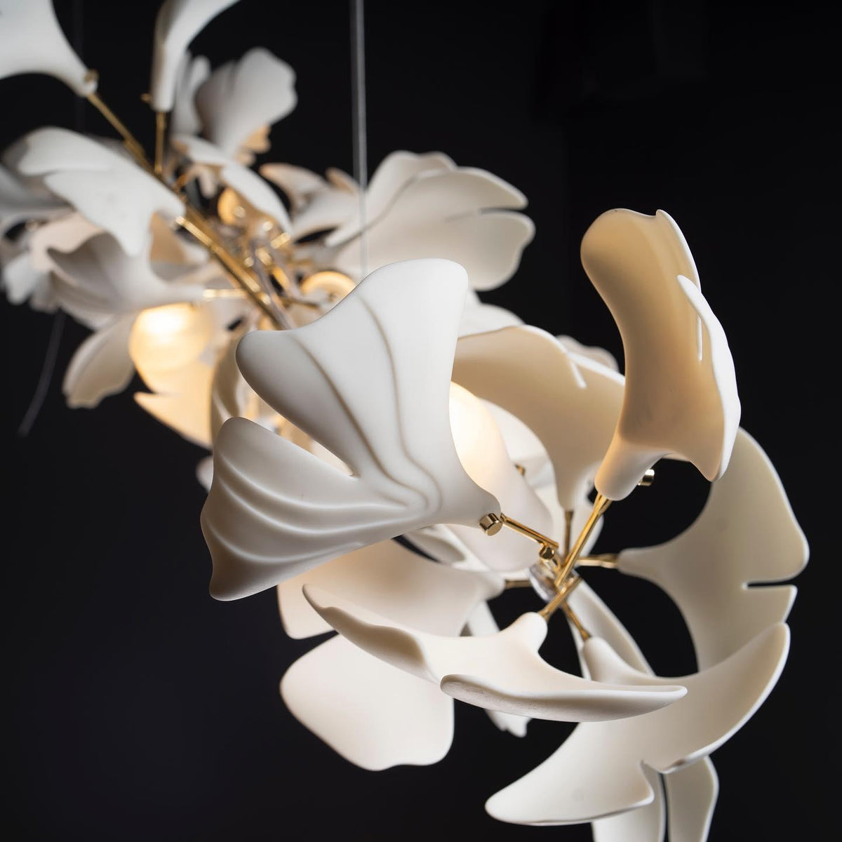 Ceroraine Kronleuchter Gingko aus Porzellan mit LED im zeitgenössischen Stil