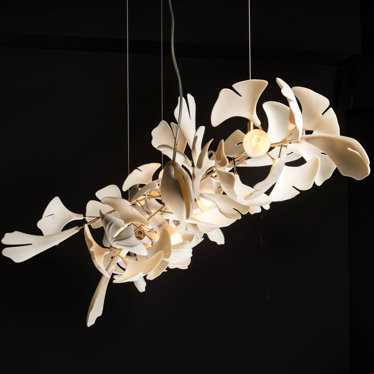 Ceroraine Kronleuchter Gingko aus Porzellan mit LED im zeitgenössischen Stil