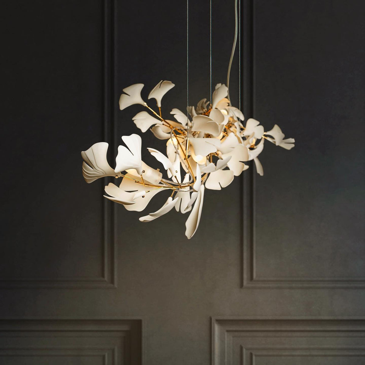 Ceroraine Kronleuchter Gingko aus Porzellan mit LED im zeitgenössischen Stil